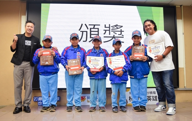 吉力吉撈為球芽頒獎  勉勵遇困難堅持跨過那一步 | 華視新聞