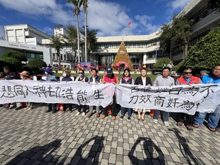 抗議糞屎污染縱谷 台東民眾反堆肥場
