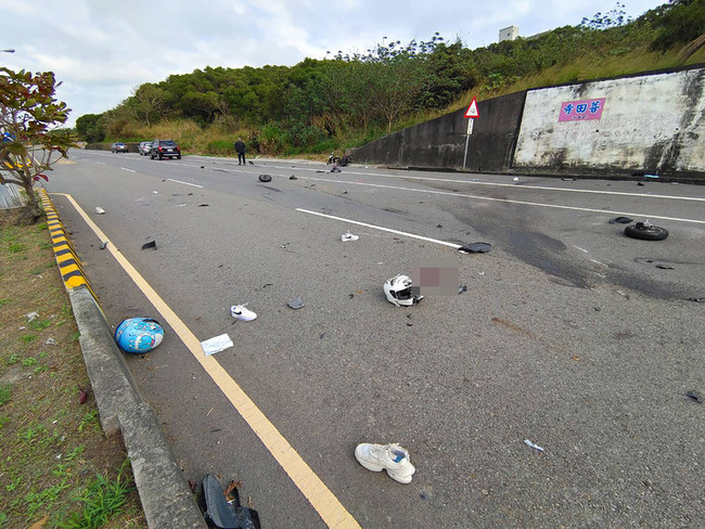 苗縣台1線機車衝對向遭撞  2人噴飛送醫急救 | 華視新聞