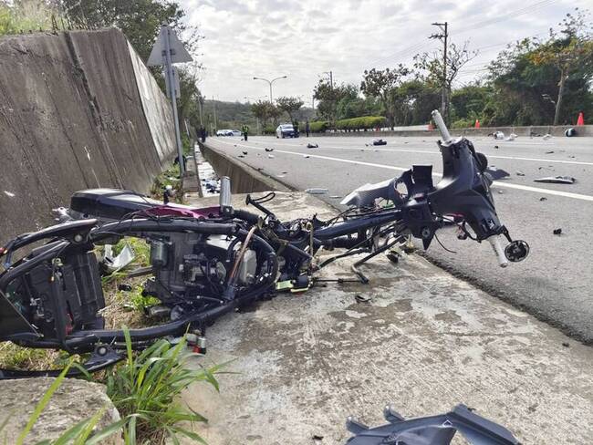 機車失控衝對向車道遭酒駕男撞飛  男女2人雙亡 | 華視新聞