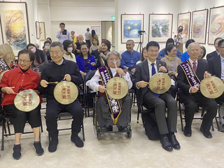 旅美畫家邱伯安義賣畫作  盼助弱勢癌童