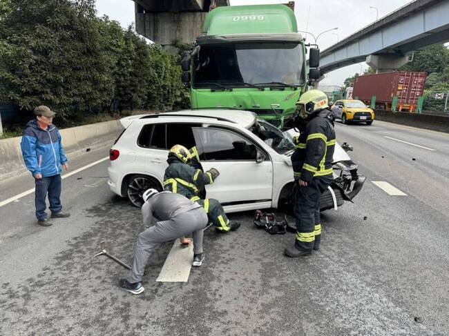 國一貨櫃車撞汽車事故 女駕駛命危送醫搶救 | 華視新聞