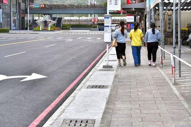左營高鐵站前重愛路人行道加寬 優化步行動線 | 華視新聞