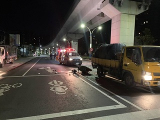 淡水男大生凌晨騎機車撞上工程車  送醫不治