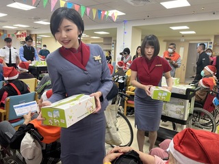 日照中心變身飛機客艙 華信安排長輩虛擬搭機之旅