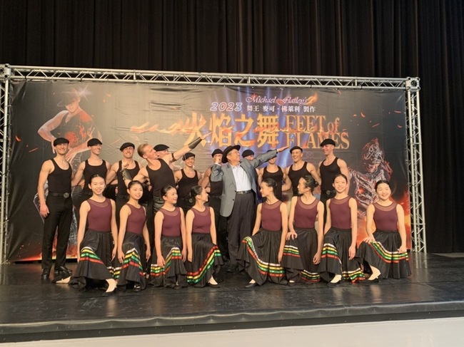 共跳踢踏舞「火焰之舞」  團員與竹北高中生交流 | 華視新聞