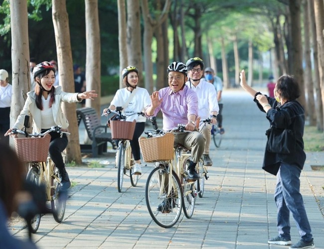 騎單車遊湖畔 蘇貞昌讚高雄越來越美 | 華視新聞