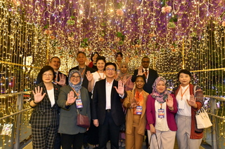 多國使節聚新北耶誕城  快閃宣示向性別暴力說不