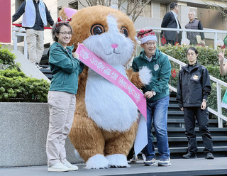 蕭美琴挺莊競程、張廖萬堅 與小朋友提前慶耶誕