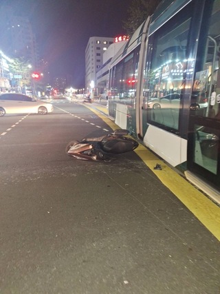 高雄機車直撞輕軌  騎士臉部手腳擦挫傷