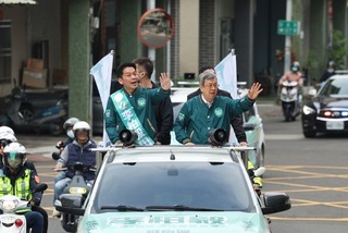 陳建仁首站車掃從楠梓出發 冒雨力挺李柏毅