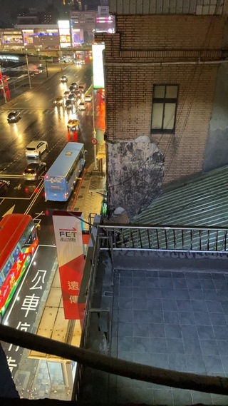 基隆忠一路大樓外牆磁磚剝落砸公車亭  市府開罰