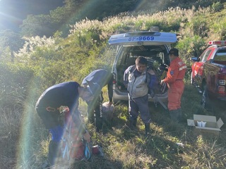 男台東轆轆溫泉山區摔落邊坡 空勤直升機吊掛救人