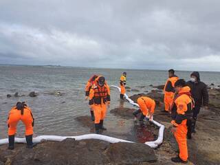 擱淺外籍貨輪油污外洩 澎湖岸巡與環保局聯手清除
