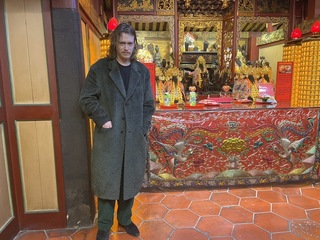 坎城影帝蘭里瓊斯逛龍山寺 桂綸鎂貼心獻花盧貝松