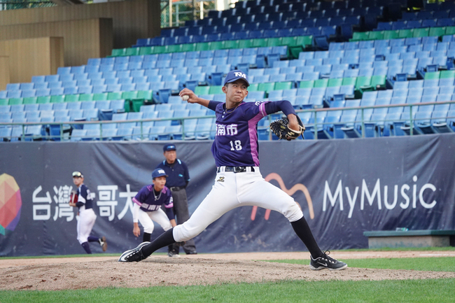 新北U18黃子睿中繼勝 比哥哥更早踏上主場投手丘 | 華視新聞