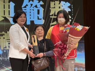 張麗善就職週年 表揚黃俊雄、陳樹菊樹立典範