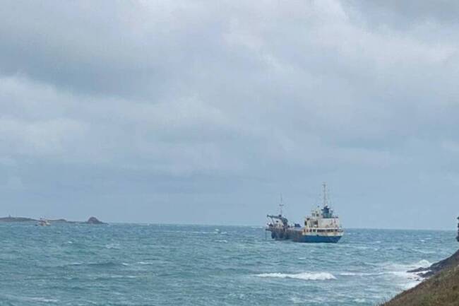擱淺外籍貨輪 2大型拖吊船順利拖離 | 華視新聞