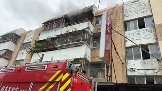 台南安南區民宅火警 救出1女子送醫