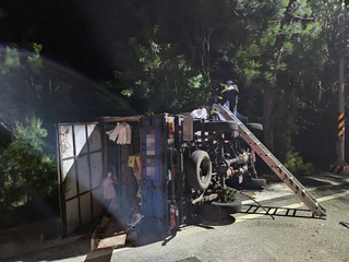 澎湖203縣道撞樹翻車 女駕駛輕傷