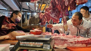 偕同蔣欣璋掃街拜票 侯友宜：多催票就都能勝選