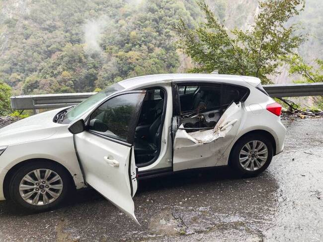 德籍旅客遊太魯閣車輛後座遭落石擊中 警協助脫困 | 華視新聞