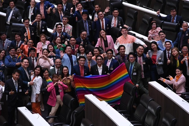 泰國眾院一讀通過同婚草案 將組委員會併案審議 | 華視新聞