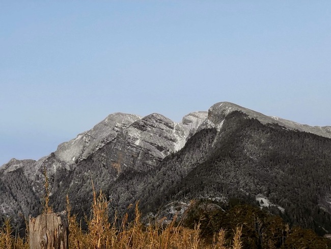 寒流發威 雪山主峰染霜雪白了頭 | 華視新聞