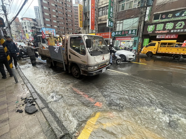 新北板橋南雅南路水管破裂  預計12/23上午修復 | 華視新聞