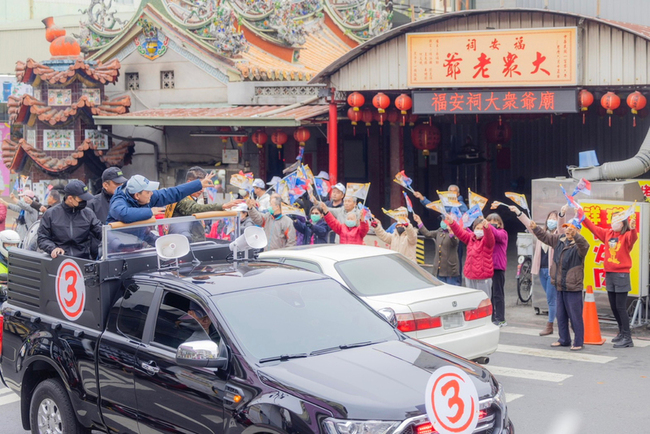 侯友宜「回嘉」車掃 盼與郭台銘並肩作戰 | 華視新聞