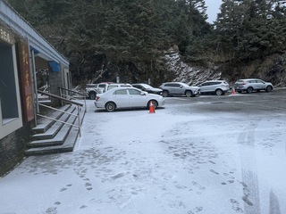 寒流合歡山武嶺松雪樓降冰霰  一片白色世界