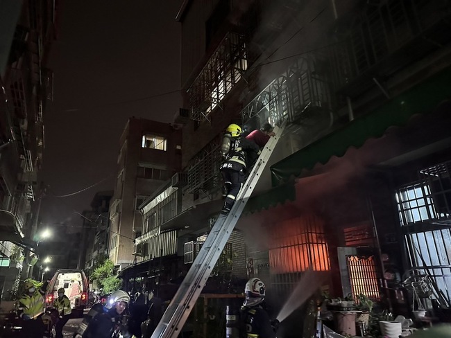 台中透天住宅火警  救出3人送醫 | 華視新聞