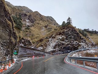 氣溫回升僅路肩結冰未融  武嶺松雪樓車輛免掛雪鏈