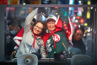 蕭美琴新北車隊掃街拜票 推薦羅致政、李坤城