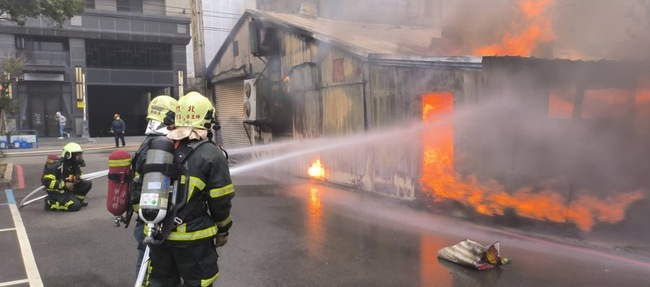 竹北鐵皮屋餐廳大火  警消馳援撲滅無人受傷 | 華視新聞