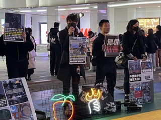 在台港人平安夜街頭默站 聲援黎智英鄒幸彤