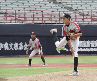 帶著學長鄭宗哲鼓勵拚城市盃  鶴聲與長安打和