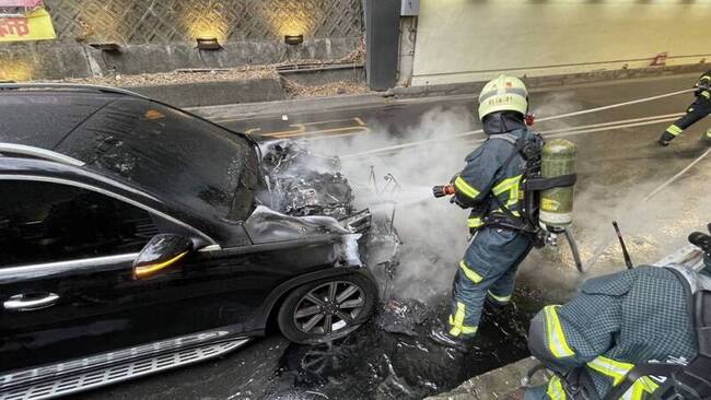 北市自強隧道口火燒車  現場交通一度回堵 | 華視新聞