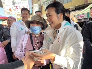 吳欣盈高雄市場掃街 台、英語混用拉票