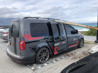 花蓮七星潭路燈桿倒塌砸車 車主驚嚇