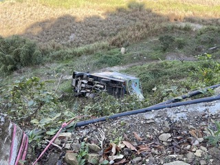 謝志忠宣傳車新社墜邊坡駕駛送醫  暫停選舉行程