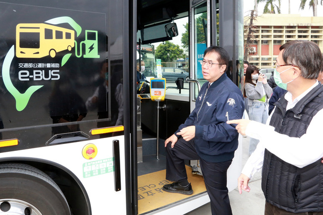 台南33輛新電動公車上線  7小型車服務偏鄉 | 華視新聞