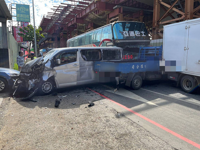 桃園大園6車連環撞事故  遊覽車追撞、1人輕傷 | 華視新聞