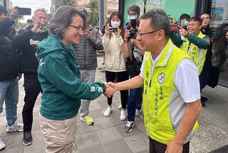 蕭美琴籲支持賴坤成 贈送貓狗圖樣領帶當見面禮