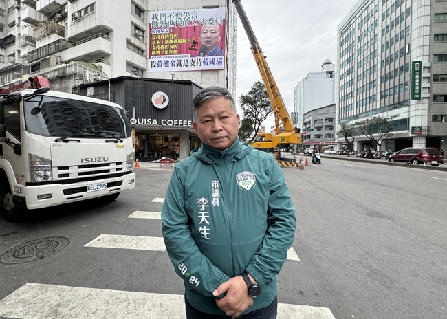 綠營中市黨部街頭掛看板：投黃健豪就是支持韓國瑜 | 華視新聞