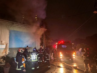 蘆洲工廠火警  4鐵皮廠房遭焚毀幸無傷亡