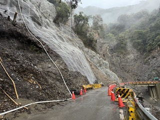 南投仁愛鄉投85線平靜橋路段落石 道路雙向中斷
