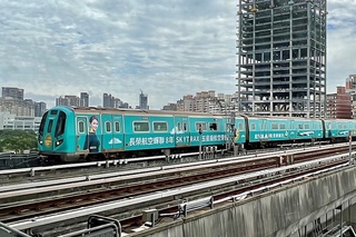 長榮航空偕桃捷公司推彩繪列車 拍照上傳抽機票