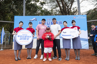 陳偉殷攜手張育成參加公益棒球營 指導小球員