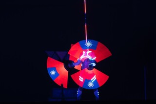 光影魔幻馬戲團年末華麗登場  暖心加入台灣國旗